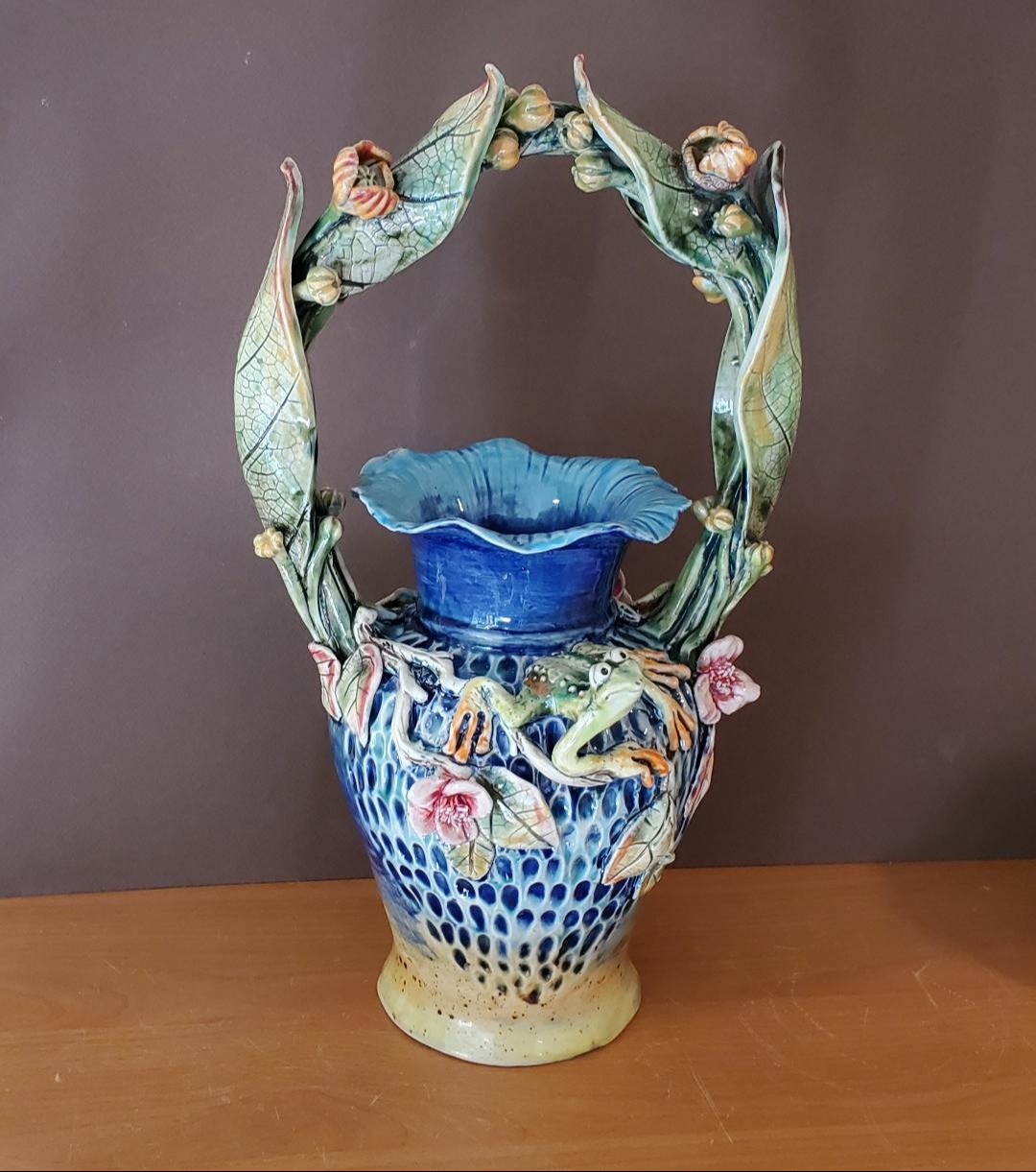 Vase with Frog 533